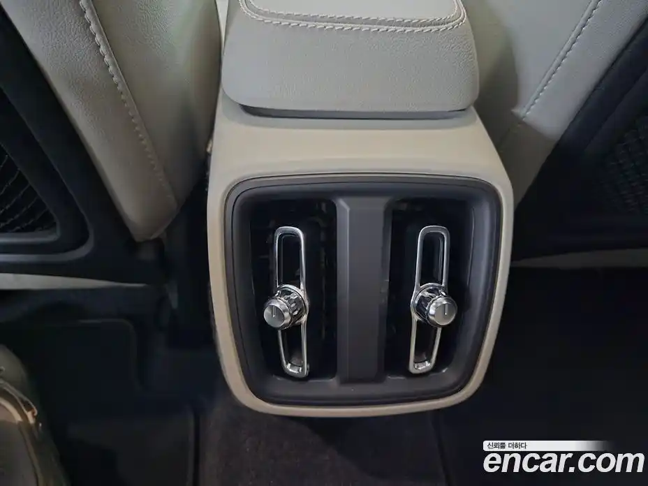 Volvo XC40 2026 2.0 автомат (гидро), фото 17
