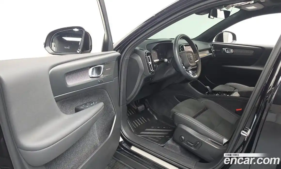 Volvo XC40 2025 2.0 автомат (гидро), фото 13