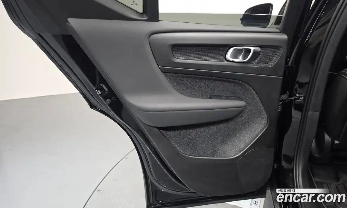 Volvo XC40 2025 2.0 автомат (гидро), фото 15