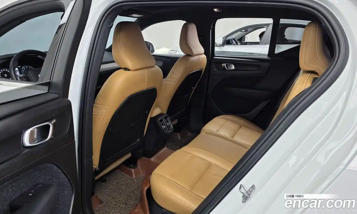 Volvo XC40 2019 2.0 автомат (гидро), фото 16