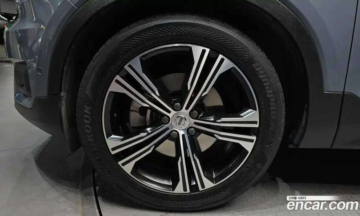 Volvo XC40 2020 2.0 автомат (гидро), фото 5