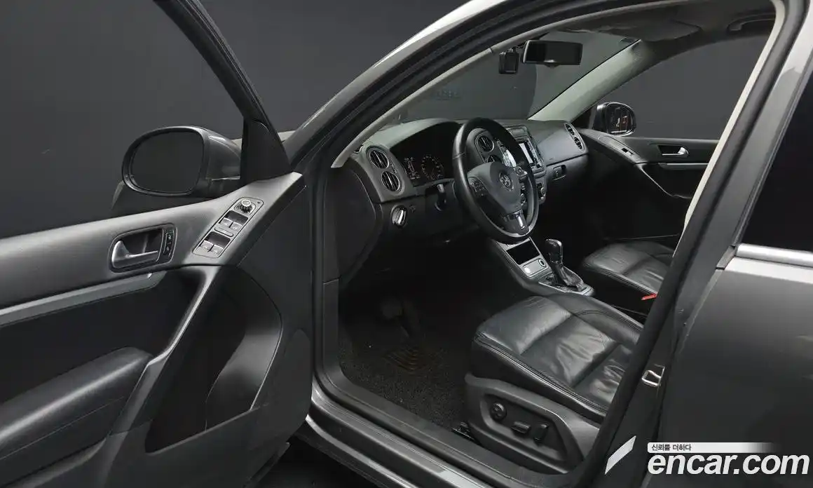 Volkswagen Tiguan 2012 2.0 автомат (гидро), фото 10