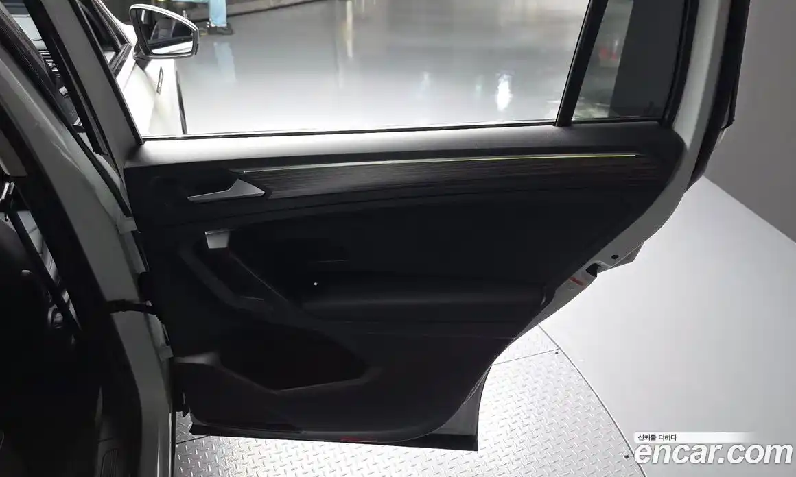 Volkswagen Tiguan 2022 2.0 автомат (гидро), фото 15