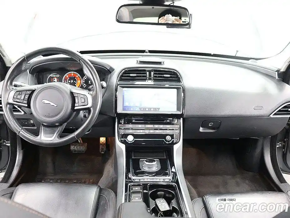 Jaguar XE 2018 2.0 гидро, фото 16