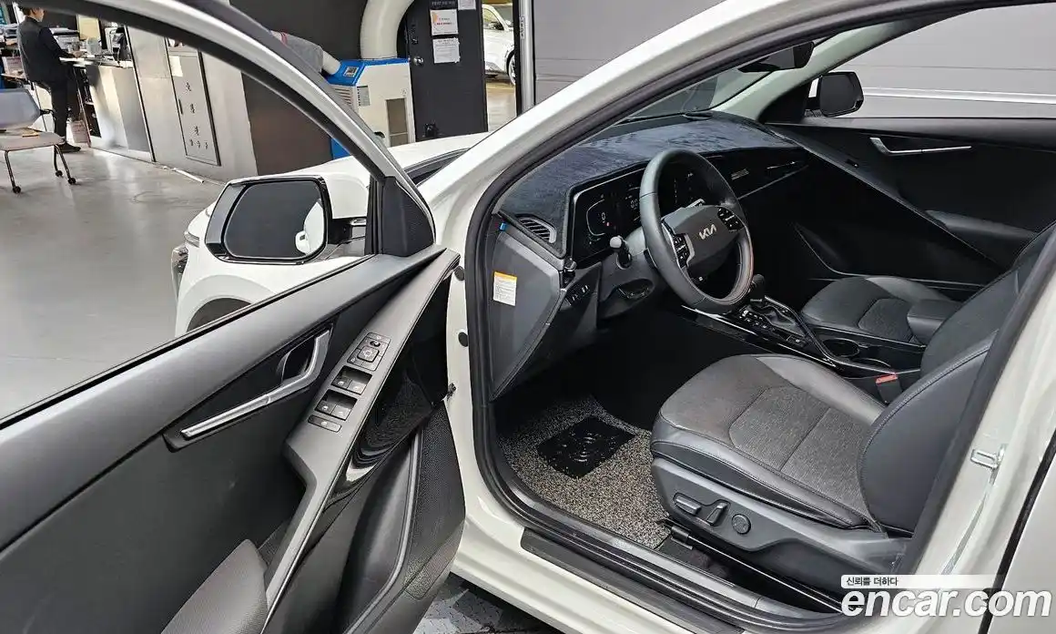 Kia Niro 2022 1.6 автомат (гидро), фото 13