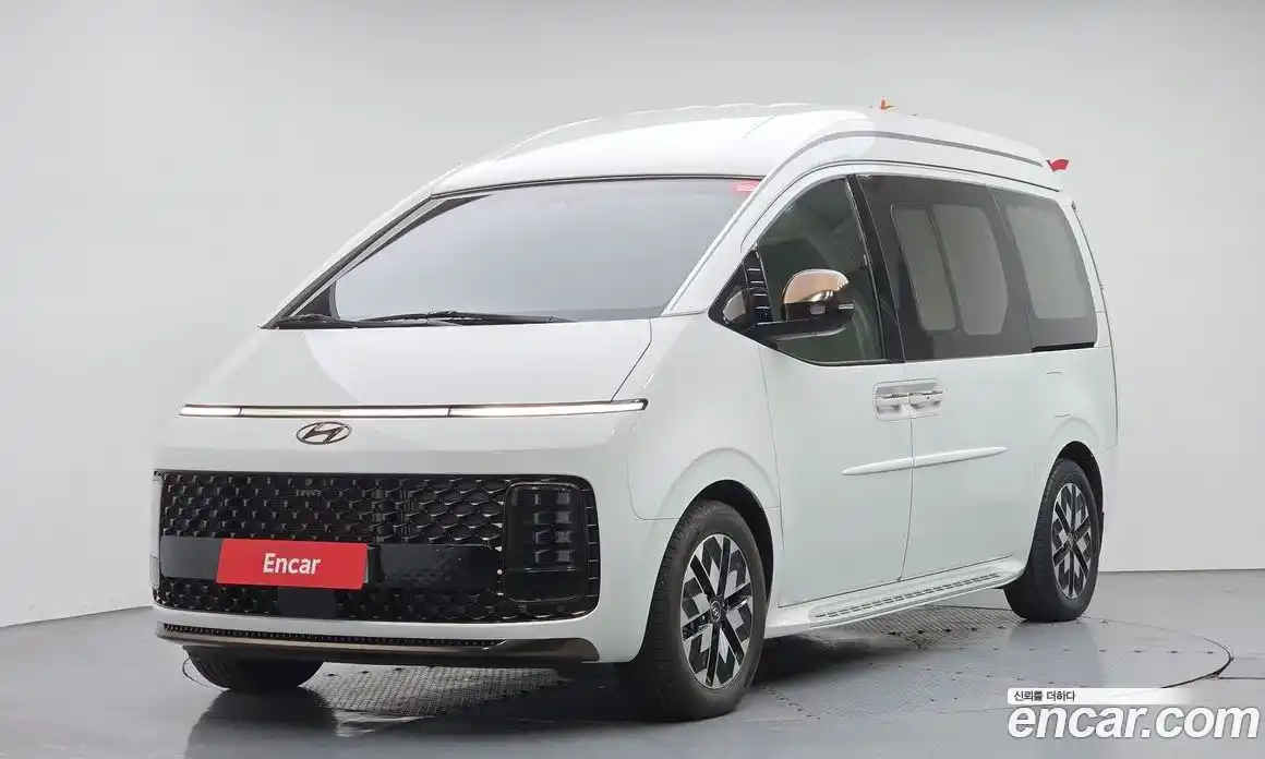 Hyundai Staria 2023 2.2 автомат (гидро), фото 1