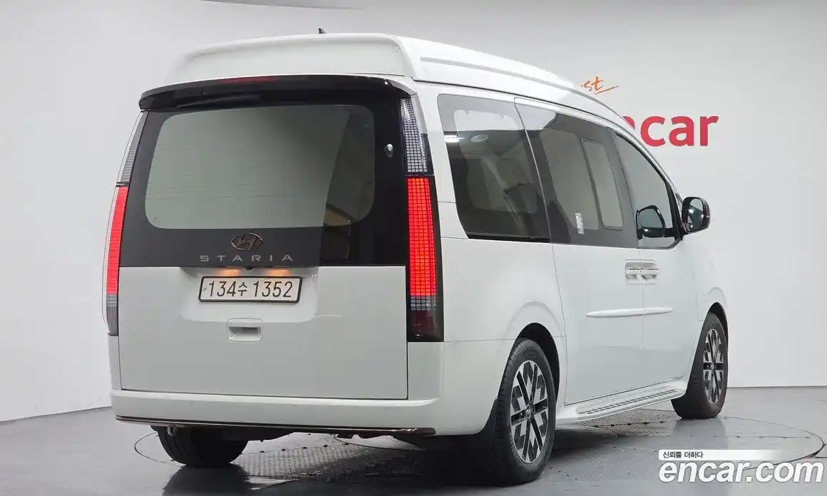 Hyundai Staria 2023 2.2 автомат (гидро), фото 2