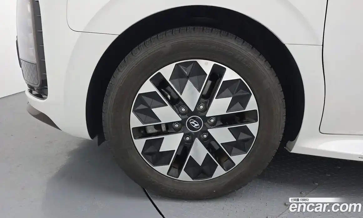 Hyundai Staria 2023 2.2 автомат (гидро), фото 5