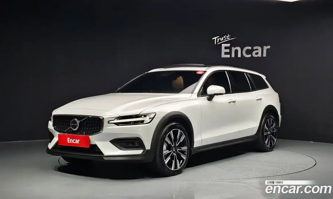 Volvo V60 2025 2.0 автомат (гидро), фото 1