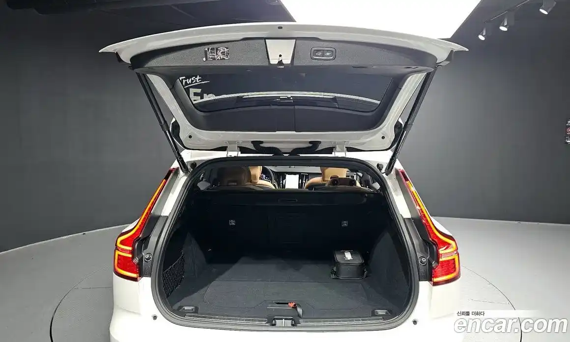 Volvo V60 2025 2.0 автомат (гидро), фото 20