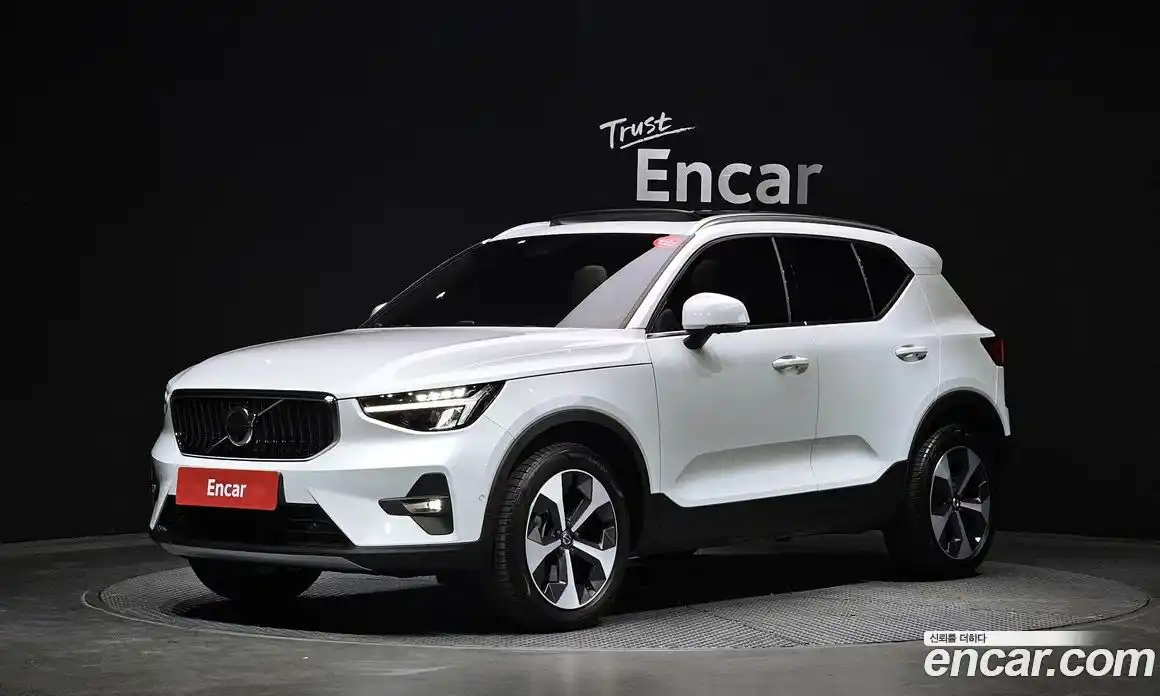 Volvo XC40 2023 2.0 автомат (гидро), фото 1