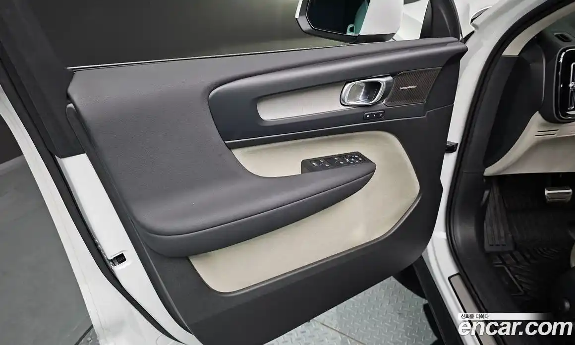 Volvo XC40 2023 2.0 автомат (гидро), фото 14