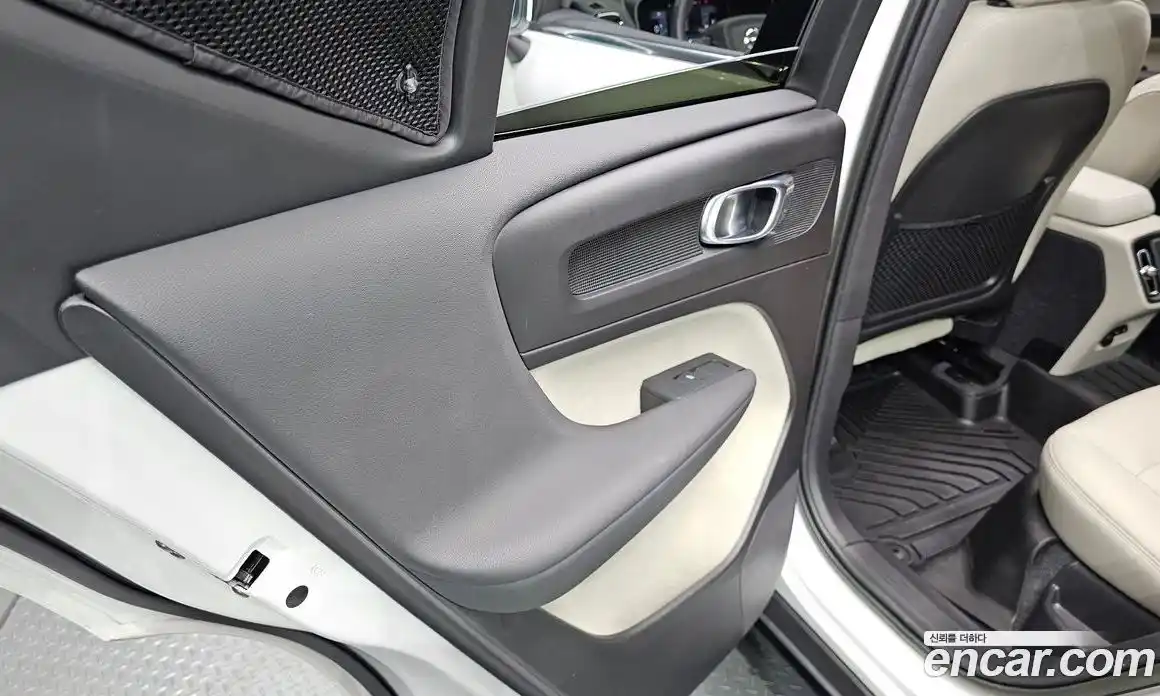 Volvo XC40 2023 2.0 автомат (гидро), фото 15
