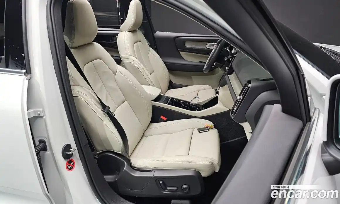 Volvo XC40 2023 2.0 автомат (гидро), фото 16