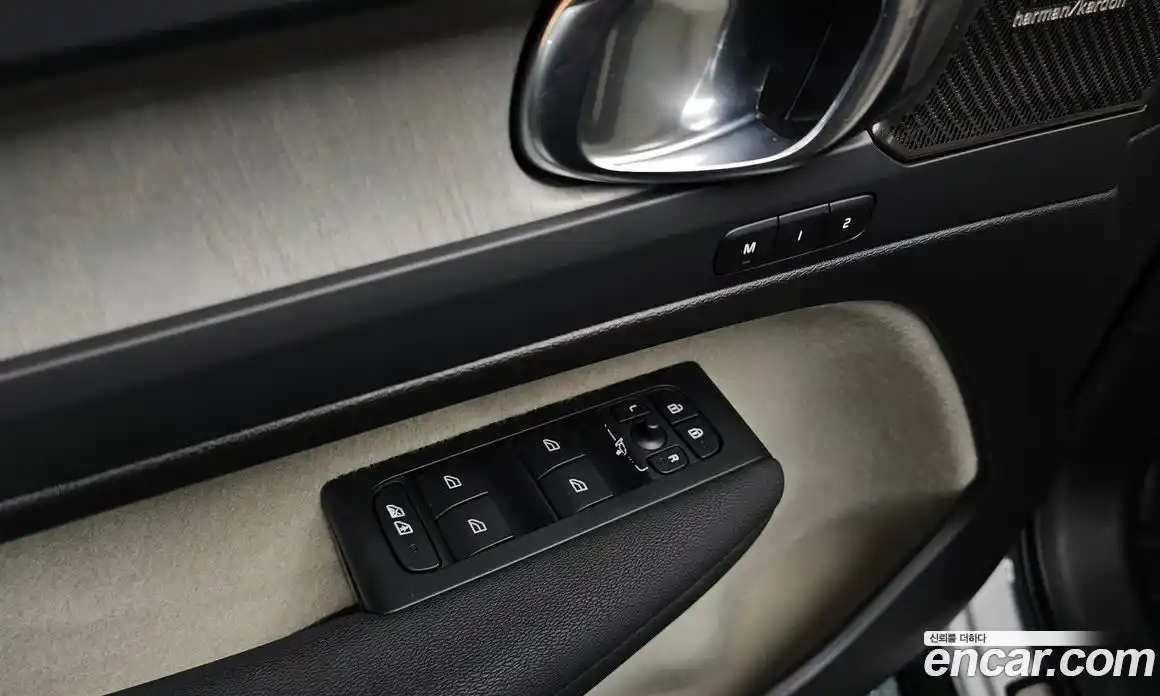 Volvo XC40 2023 2.0 автомат (гидро), фото 28