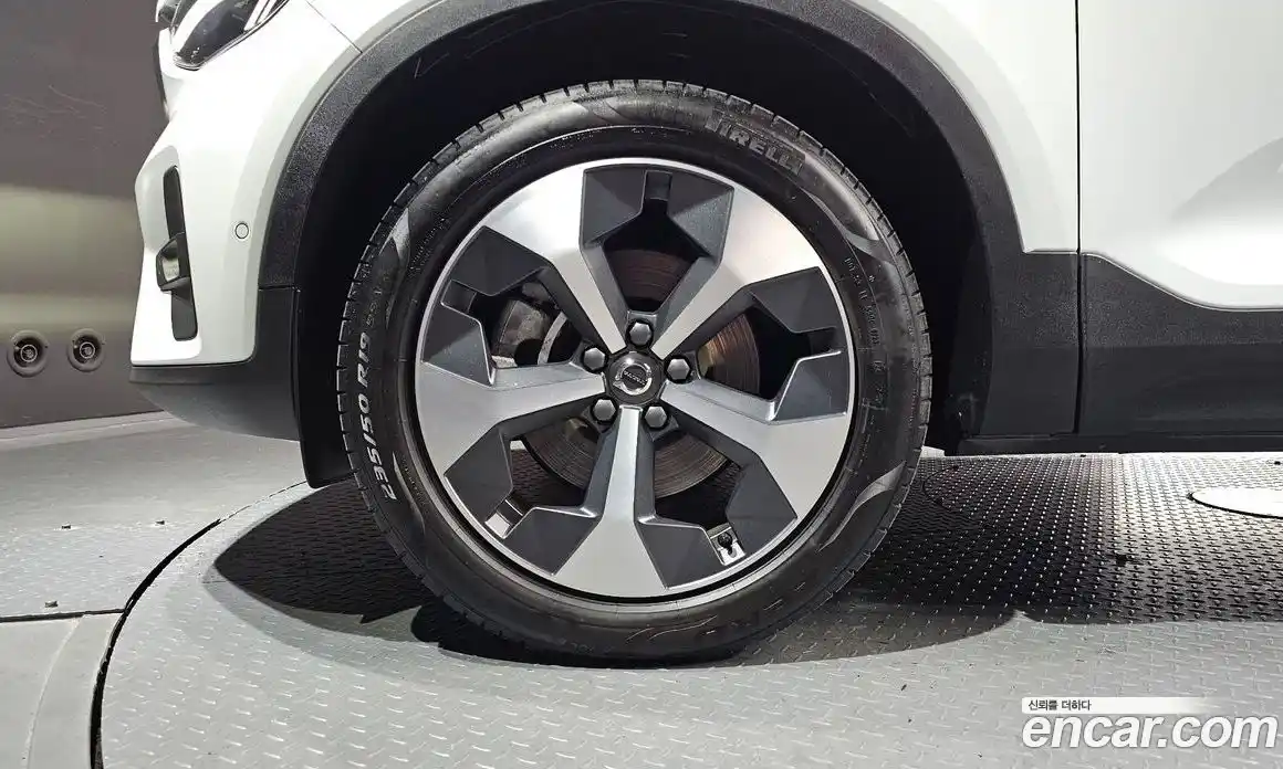 Volvo XC40 2023 2.0 автомат (гидро), фото 5