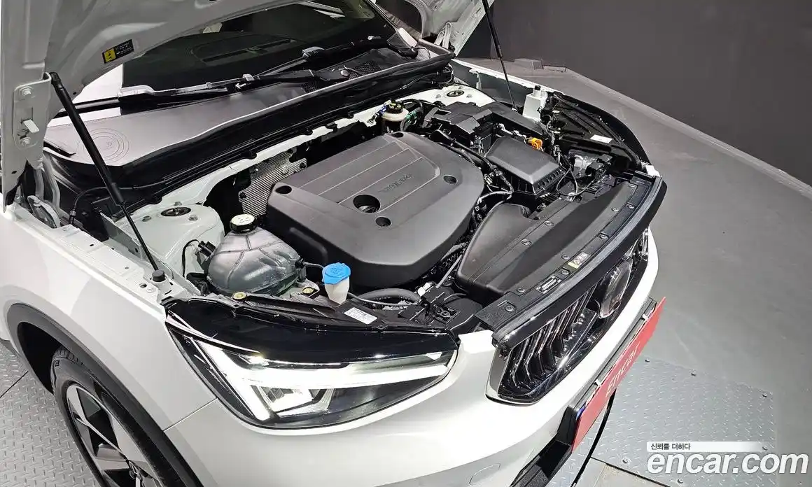 Volvo XC40 2023 2.0 автомат (гидро), фото 6