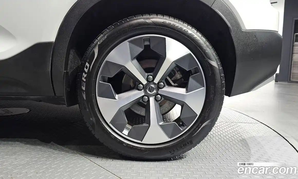 Volvo XC40 2023 2.0 автомат (гидро), фото 7