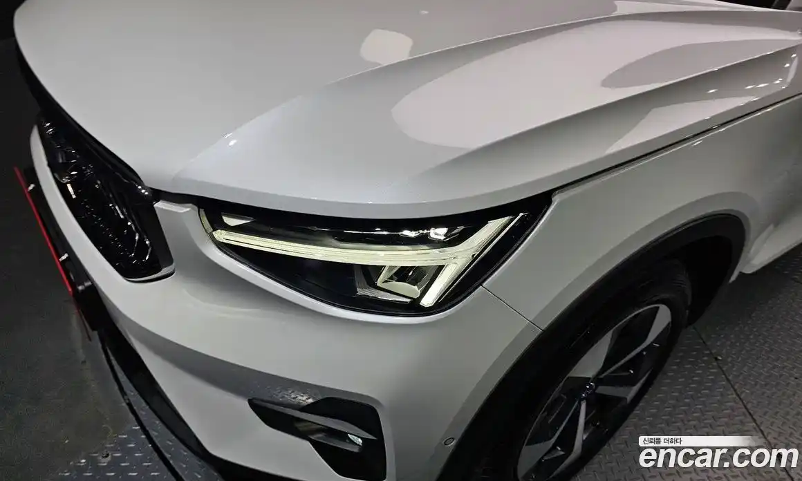 Volvo XC40 2023 2.0 автомат (гидро), фото 8