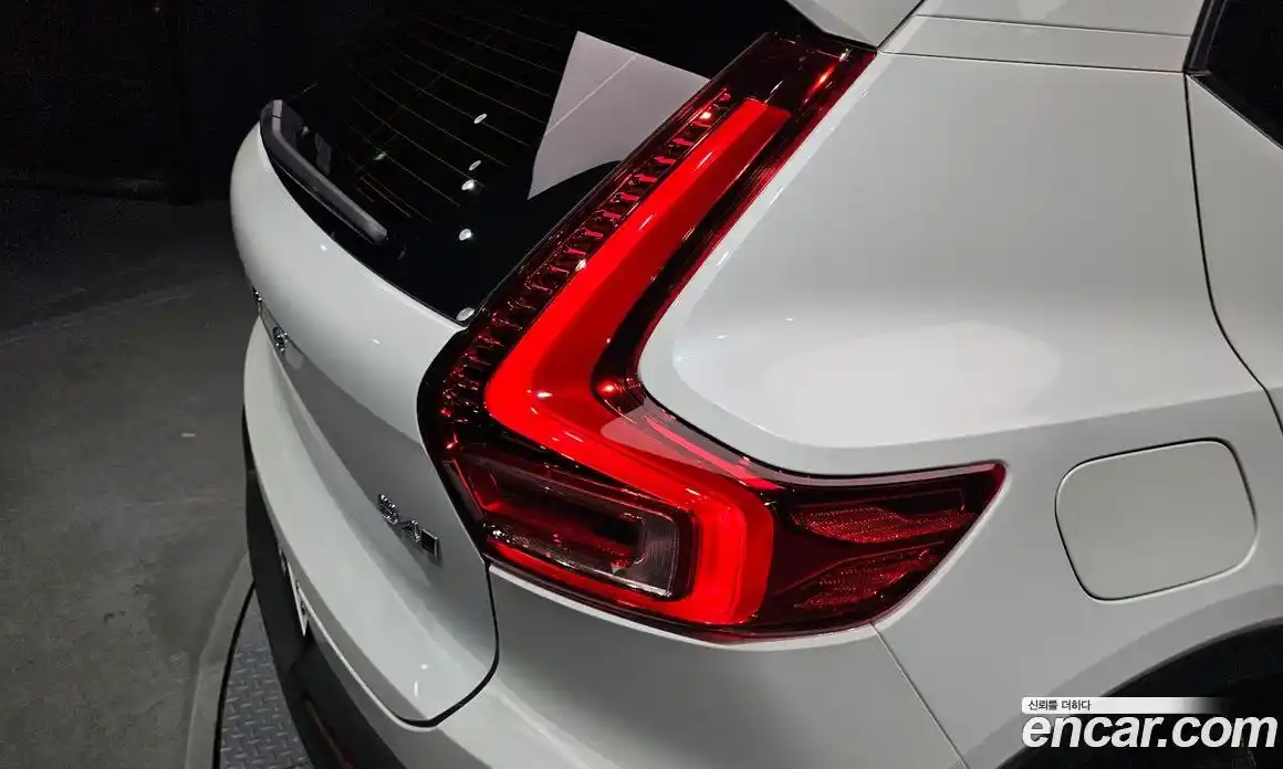 Volvo XC40 2023 2.0 автомат (гидро), фото 9