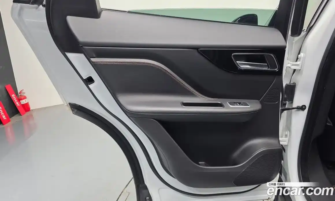 Jaguar F-Pace 2017 2.0 автомат (гидро), фото 15 Jaguar F-Pace 2017 2.0 автомат (гидро), фото 15