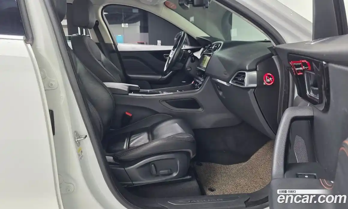 Jaguar F-Pace 2017 2.0 автомат (гидро), фото 17 Jaguar F-Pace 2017 2.0 автомат (гидро), фото 17