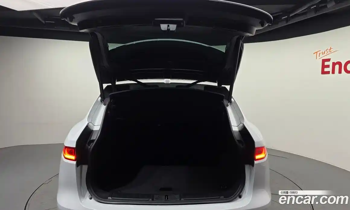 Jaguar F-Pace 2017 2.0 автомат (гидро), фото 31 Jaguar F-Pace 2017 2.0 автомат (гидро), фото 31