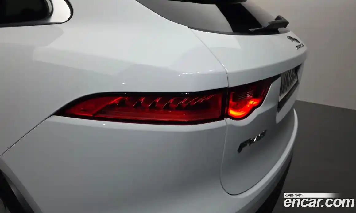 Jaguar F-Pace 2017 2.0 автомат (гидро), фото 9 Jaguar F-Pace 2017 2.0 автомат (гидро), фото 9