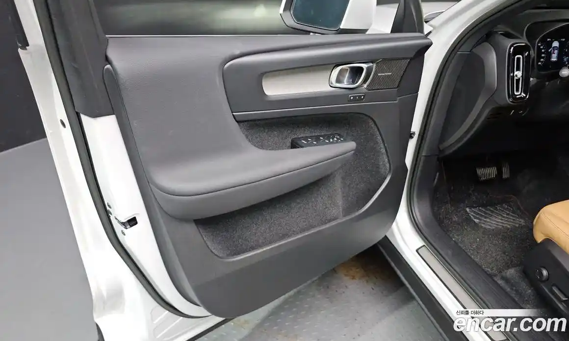 Volvo XC40 2022 2.0 автомат (гидро), фото 14