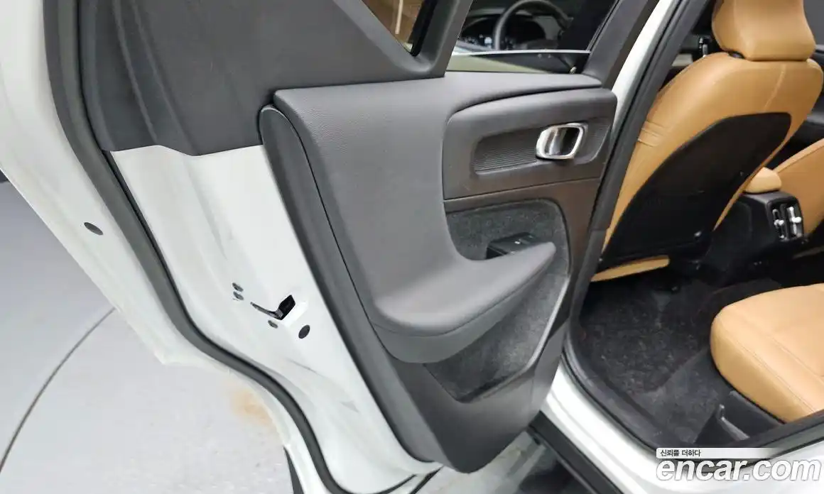 Volvo XC40 2022 2.0 автомат (гидро), фото 15