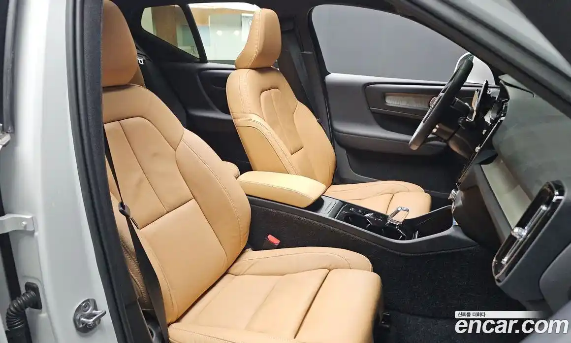 Volvo XC40 2022 2.0 автомат (гидро), фото 16