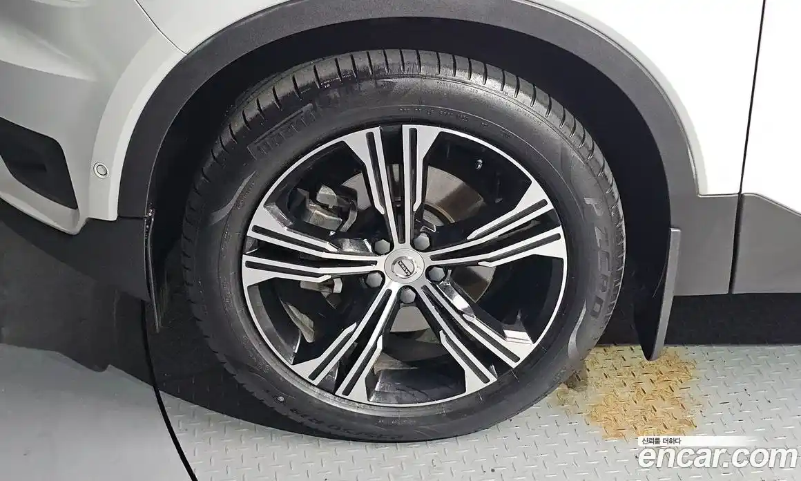 Volvo XC40 2022 2.0 автомат (гидро), фото 5