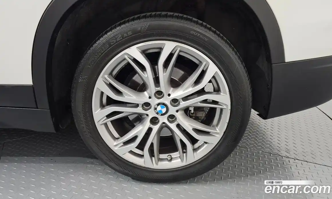 BMW X1 2018 2.0 автомат (гидро), фото 7