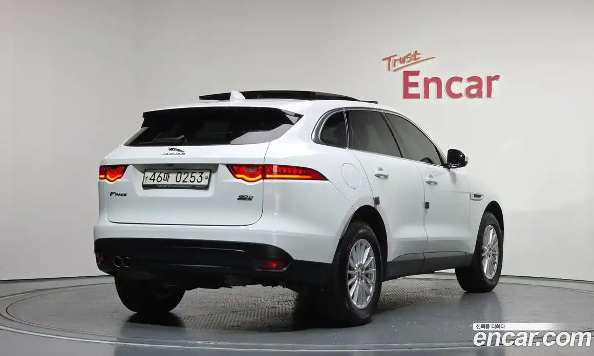 Jaguar F-Pace 2016 2.0 автомат (гидро), фото 2 Jaguar F-Pace 2016 2.0 автомат (гидро), фото 2