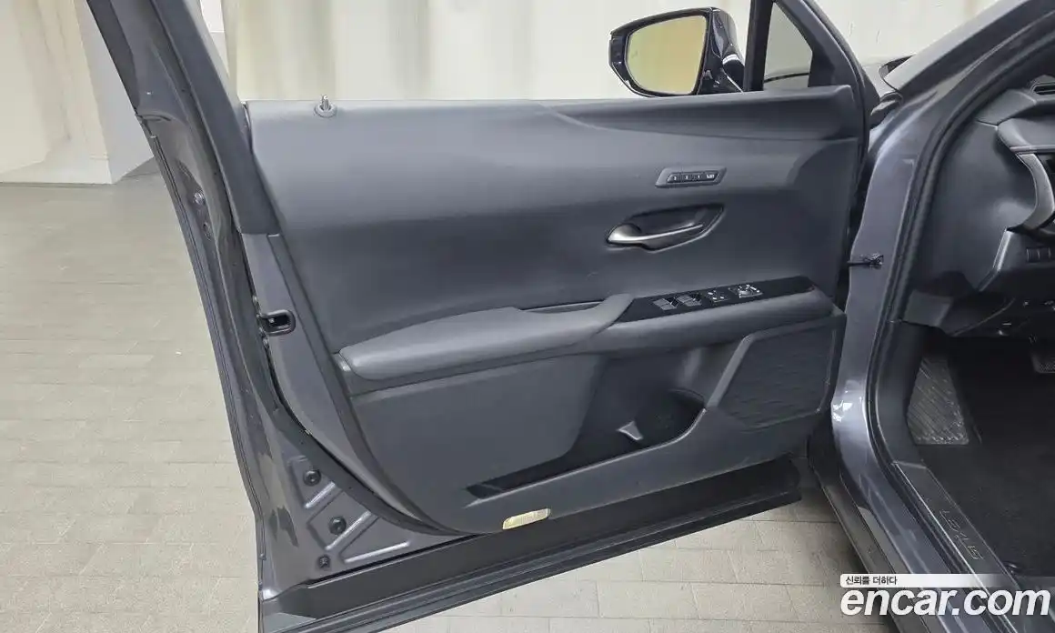 Lexus UX 2019 2.0 автомат (гидро), фото 14