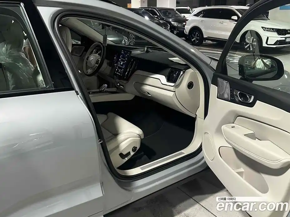 Volvo XC60 2026 2.0 автомат (гидро), фото 15
