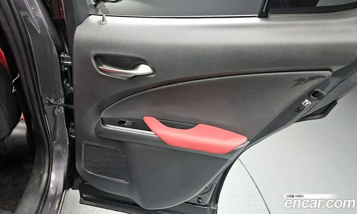 Lexus UX 2023 2.0 автомат (гидро), фото 15 Lexus UX 2023 2.0 автомат (гидро), фото 15