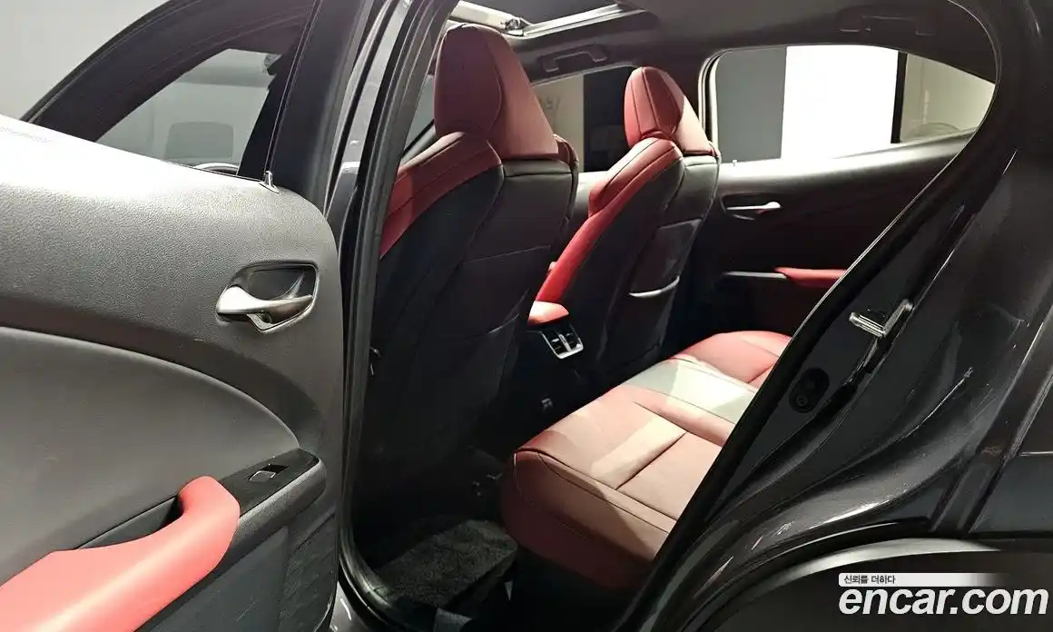 Lexus UX 2023 2.0 автомат (гидро), фото 16 Lexus UX 2023 2.0 автомат (гидро), фото 16