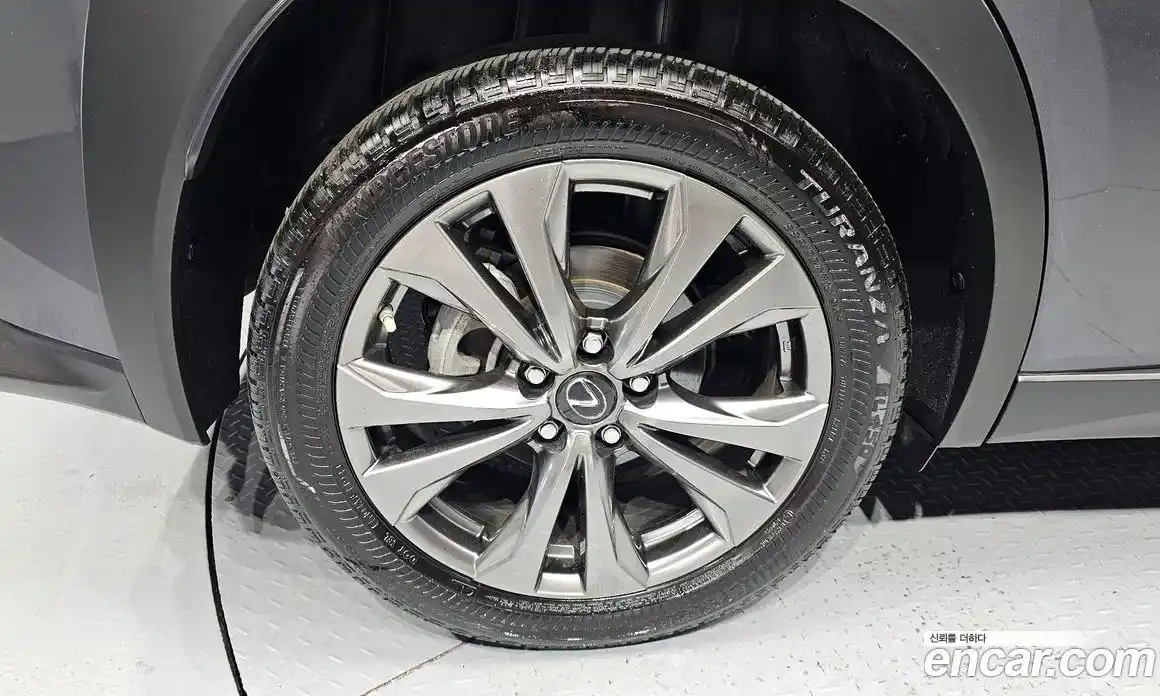 Lexus UX 2023 2.0 автомат (гидро), фото 5 Lexus UX 2023 2.0 автомат (гидро), фото 5