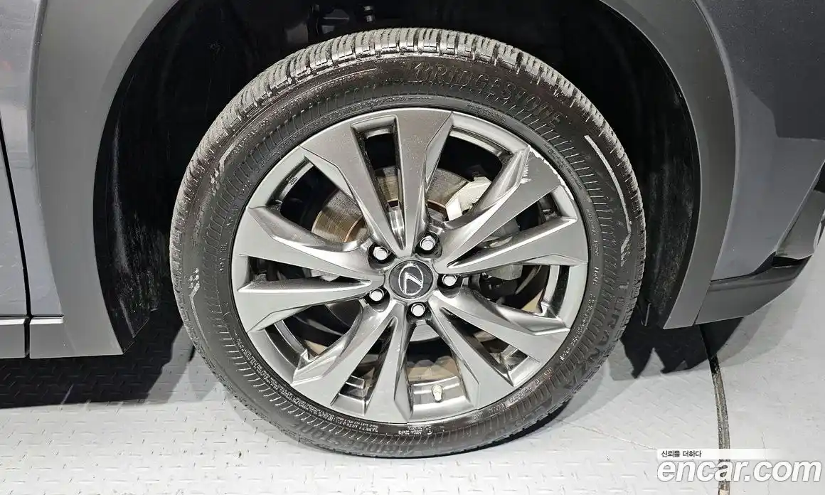 Lexus UX 2023 2.0 автомат (гидро), фото 7 Lexus UX 2023 2.0 автомат (гидро), фото 7