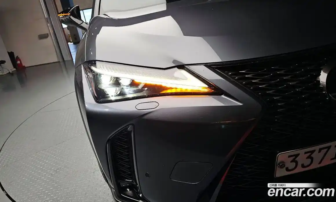 Lexus UX 2023 2.0 автомат (гидро), фото 8 Lexus UX 2023 2.0 автомат (гидро), фото 8