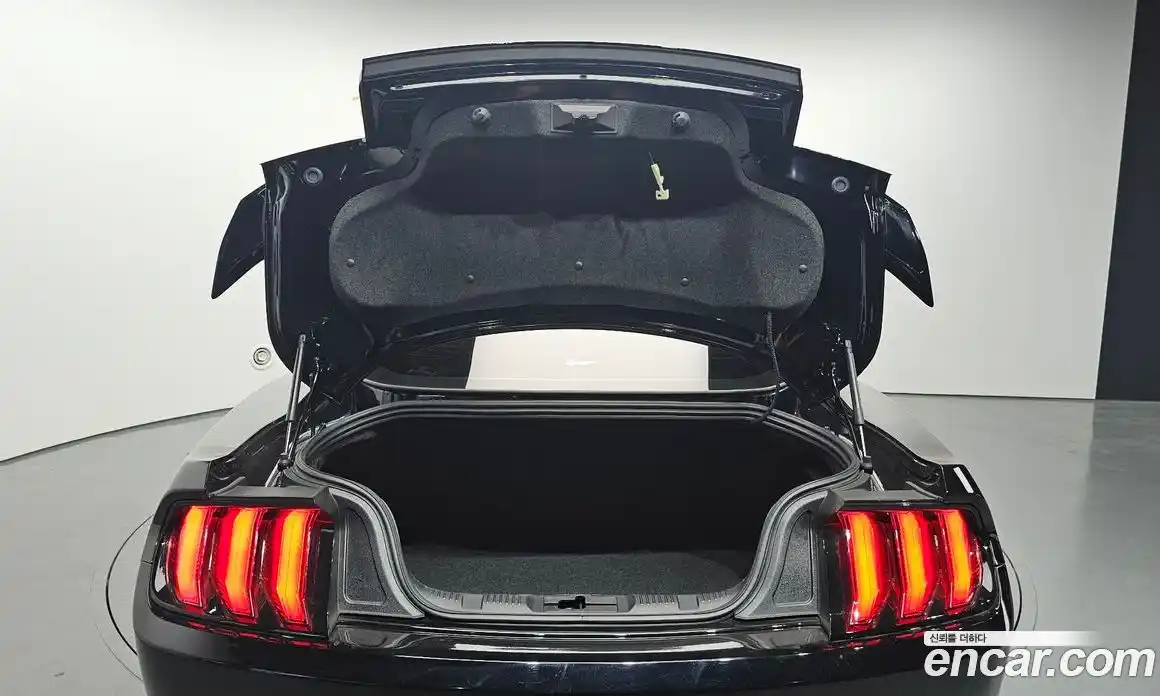 Ford Mustang 2023 2.3 автомат (гидро), фото 26
