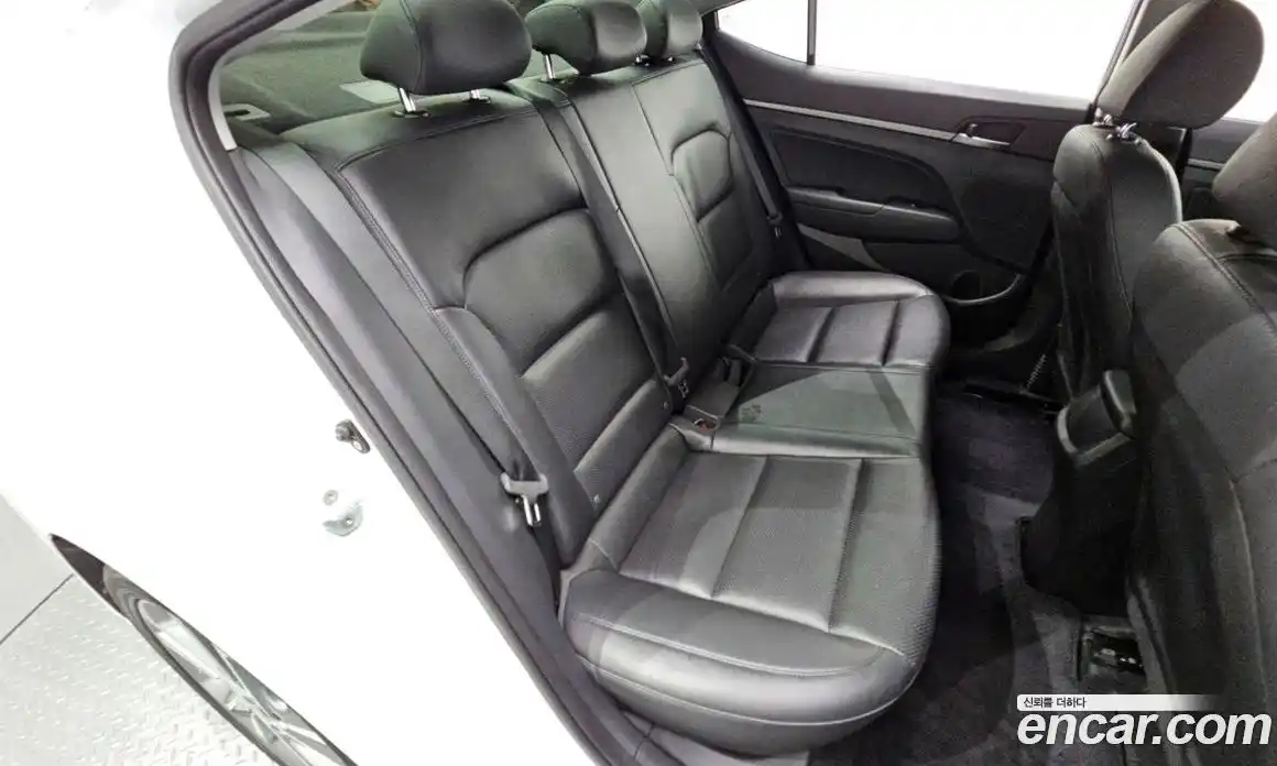 Hyundai Avante 2018 1.6 автомат (гидро), фото 18