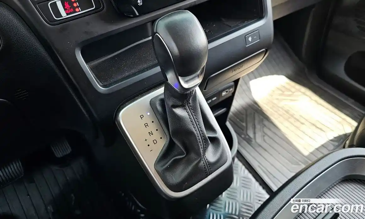 Hyundai Staria 2023 2.2 автомат (гидро), фото 9