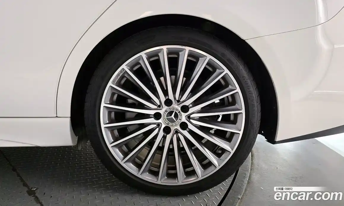 Mercedes-Benz C-Class 2023 2.0 гидро, фото 7