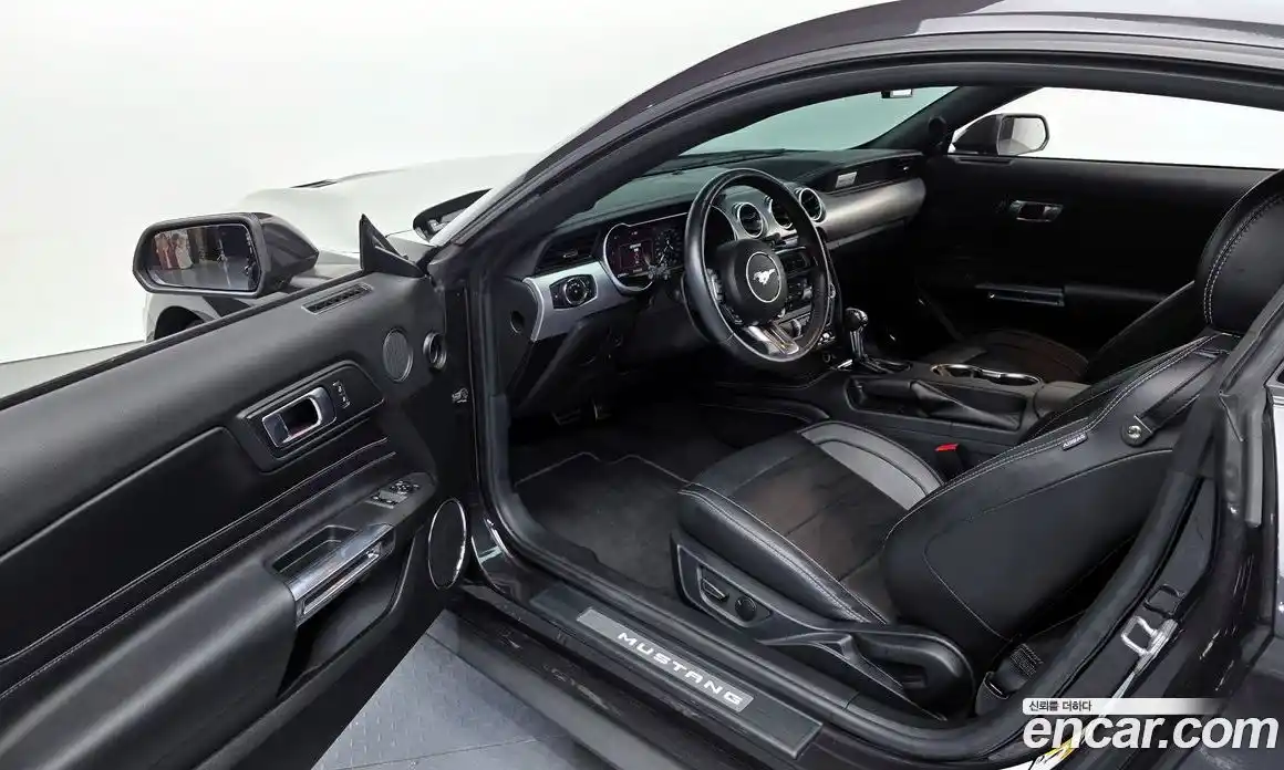 Ford Mustang 2023 2.3 автомат (гидро), фото 13