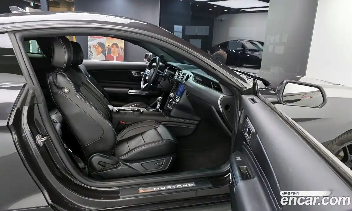 Ford Mustang 2023 2.3 автомат (гидро), фото 16