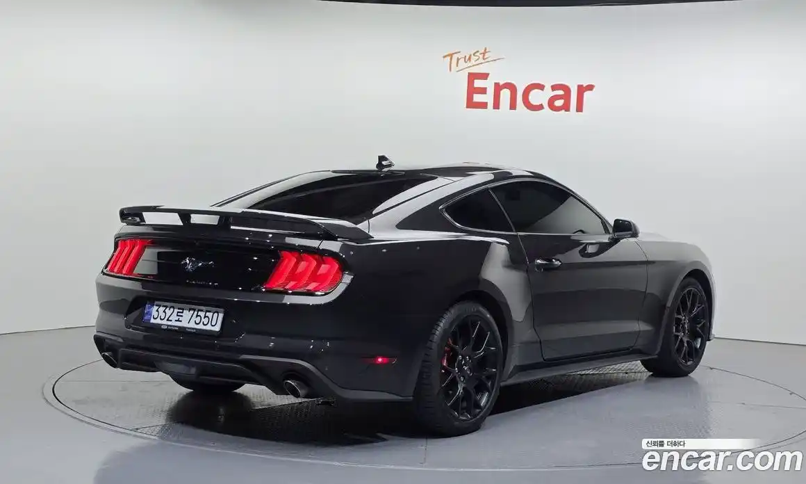 Ford Mustang 2023 2.3 автомат (гидро), фото 2