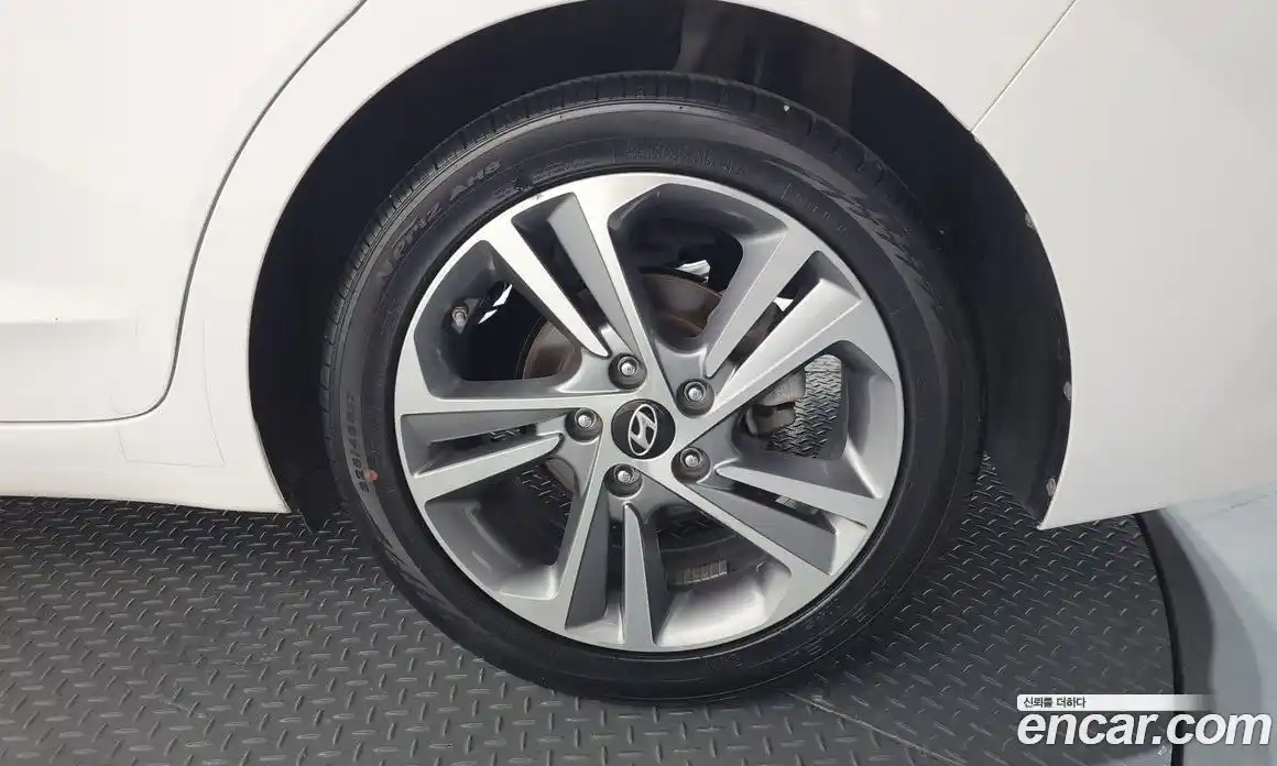 Hyundai Avante 2018 1.6 автомат (гидро), фото 6