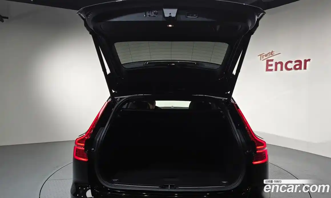 Volvo V60 2023 2.0 автомат (гидро), фото 25